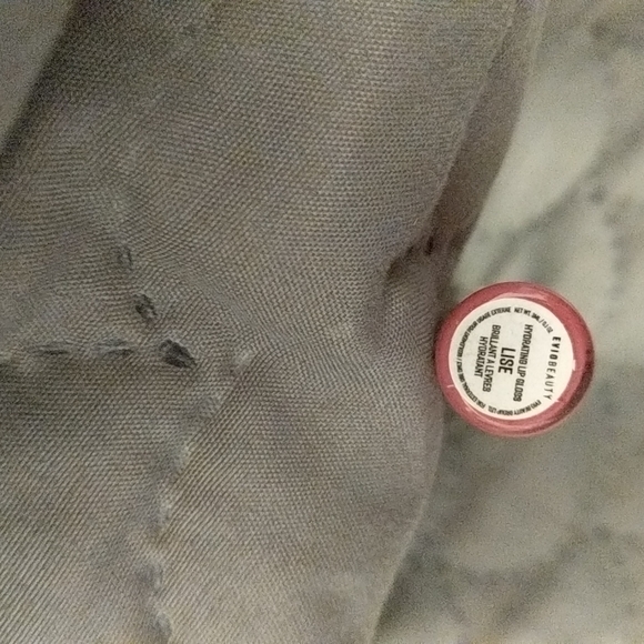 Colored lip gloss - Picture 2 of 3